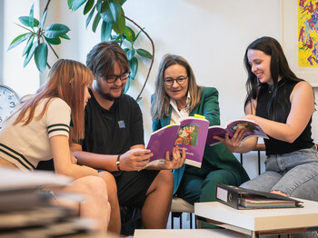 Die neue provisorische Leiterin Ines Lackner – im Bild mit Studierenden – lädt zum Infoabend am kommenden Freitag in die SOB Klagenfurt.