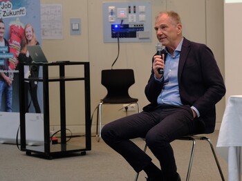 Dr. Armin Wolf beim Beantworten der Fragen.